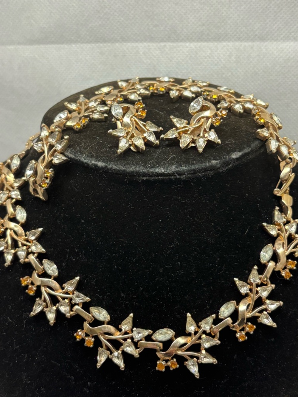 Vintage PENNINO Gold-Tone Floral Crystal Necklace, bracelet and Earring Set - Picture 3 of 5
